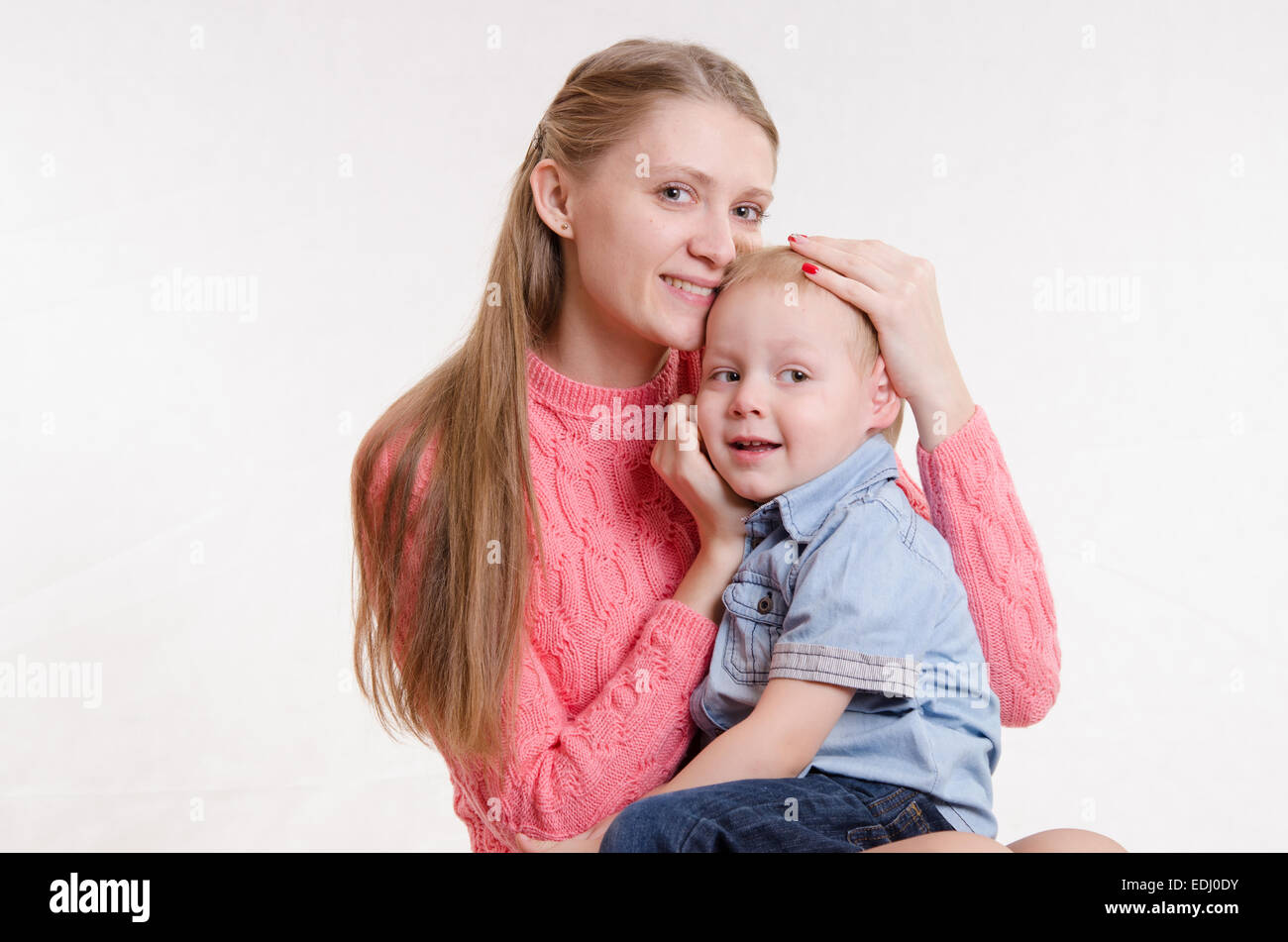 Sitzt auf dem Schoß eines jungen schönen Mädchens ihr drei Jahre alten Sohn Stockfoto