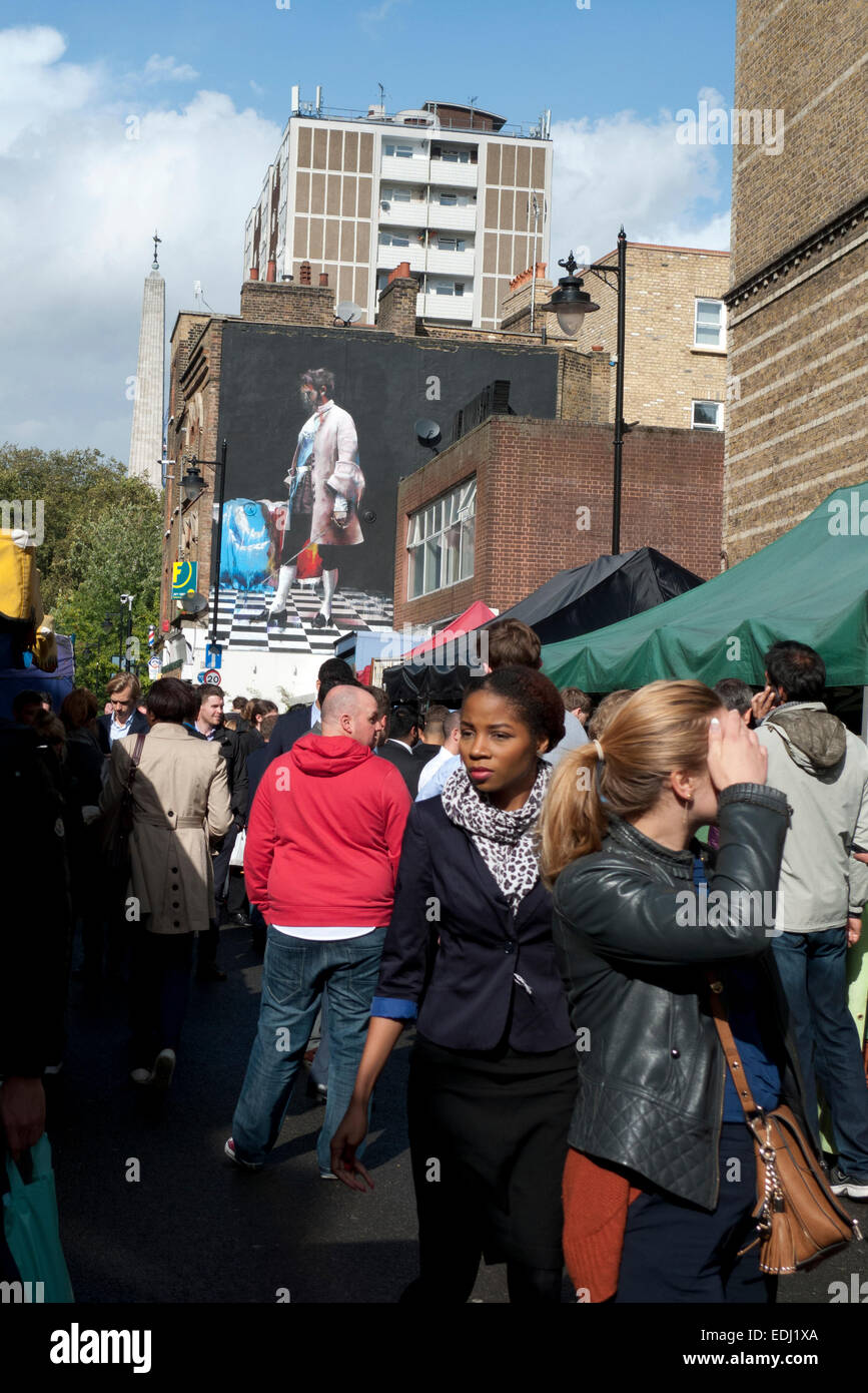 Menschen in London Whitecross Street Food Markt am Mittag in London EC2Y, England UK KATHY DEWITT Stockfoto