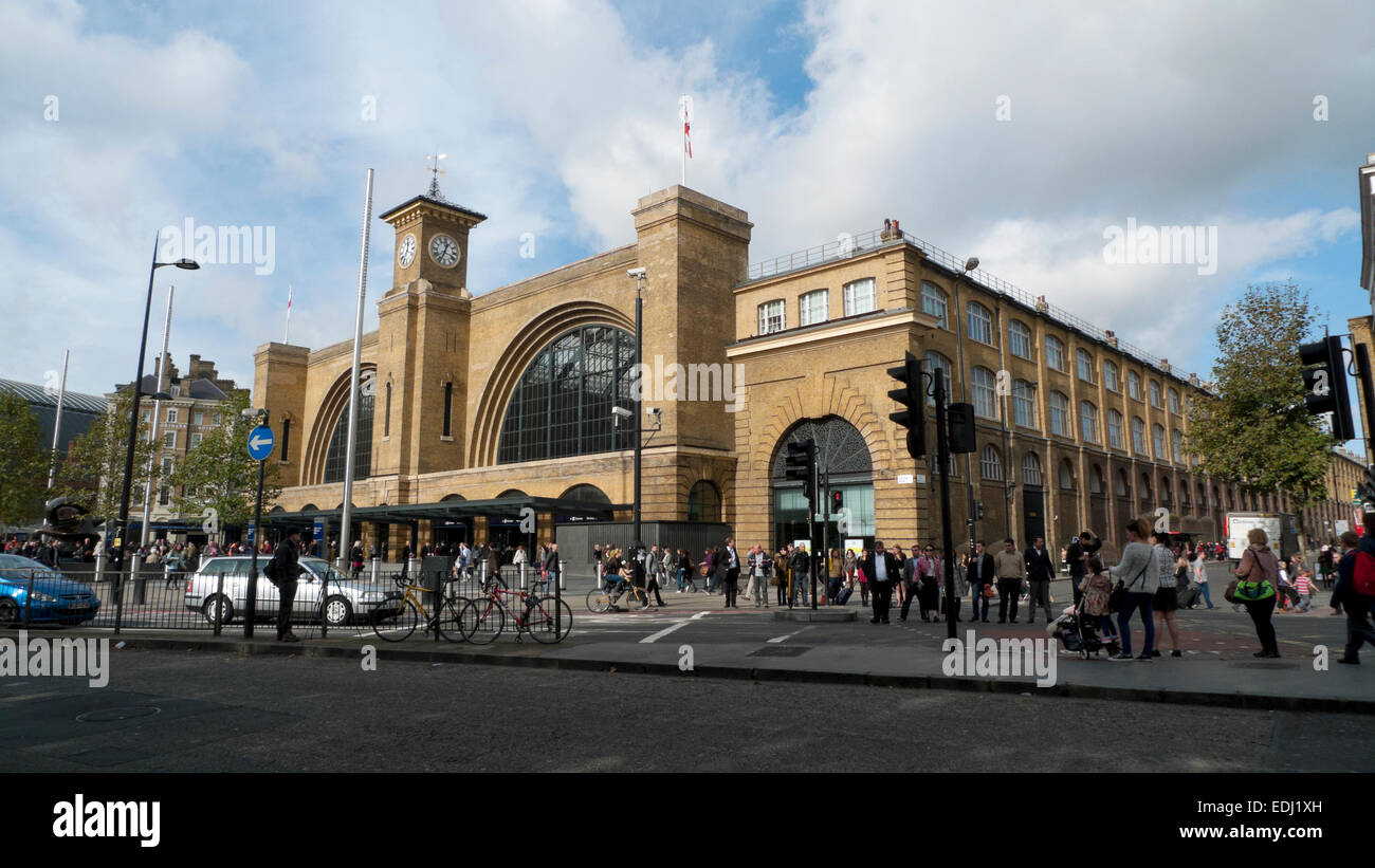 Eine Ansicht der Kings Cross Station und Fußgänger Menge an Kreuzung der Euston Road und KATHY DEWITT Pentonville Road London, UK Stockfoto