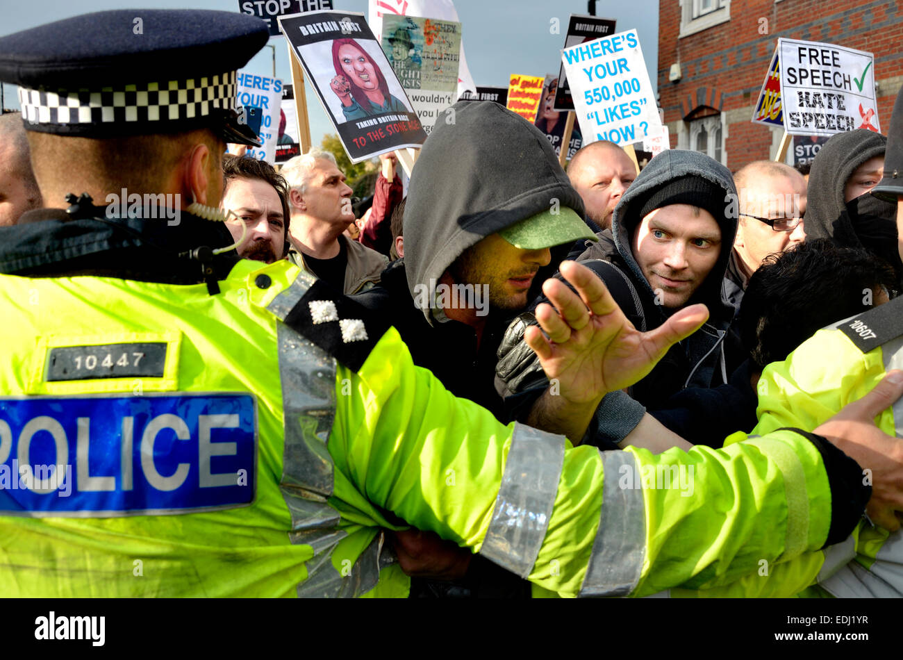 Rochester, Kent, England, UK. Britain First (rechtsextremen Fraktion) März vor 2014 Nachwahl in Rochester. Polic Stockfoto