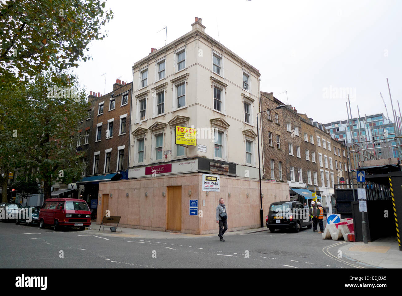 Werbetafeln Surround eine Eigenschaft für Verkauf auf der Charlotte Street in London, UK KATHY DE WITT Stockfoto