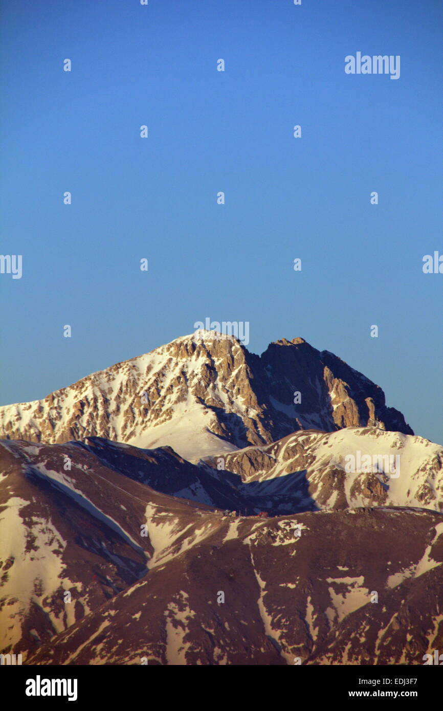 Rocca di Cambio, Abruzzen, Italien 6. Januar 2015. Schönen Abendlicht über den Schnee begrenzt Gran Sasso d ' Italia, dem höchsten Berg des Bereichs apenninischen Credit: Gari Wyn Williams / Alamy Live News Stockfoto