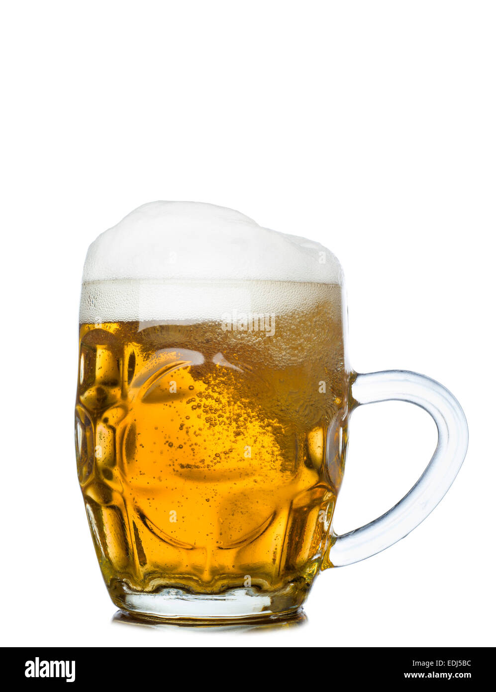 Becher voll frisches Bier isoliert auf weiss Stockfoto