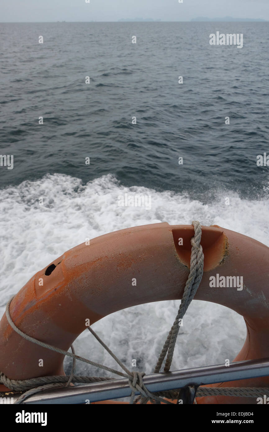 Boje Runde Lebensretter auf Fähre Boot, Thailand, Südostasien. Stockfoto