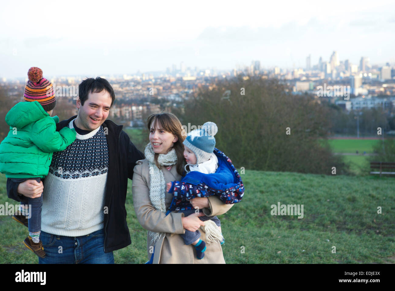 Parliament Hill, Hampstead Heath, London, UK. Junge Eltern/Familien mit Kindern. Tag Familie. Stockfoto