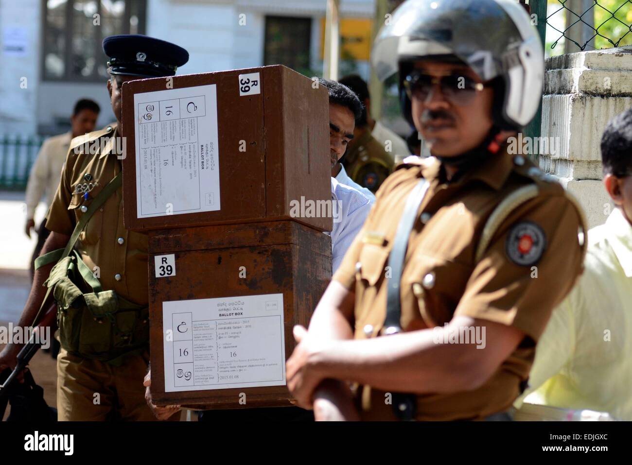 Colombo, Sri Lanka. 7. Januar 2015. Ein Sri Lanka Wahl Arbeiter trägt Wahlurnen in Colombo, Sri Lanka, am 7. Januar 2015. Sri Lankans erlischt zu den Urnen am Donnerstag als der amtierende Präsident Mahinda Rajapaksa und seinem ehemaligen Gesundheit Minister Maithripala Sirisena Kampf es zu nächsten Präsidenten Sri Lankas. © Gayan Sameera/Xinhua/Alamy Live-Nachrichten Stockfoto