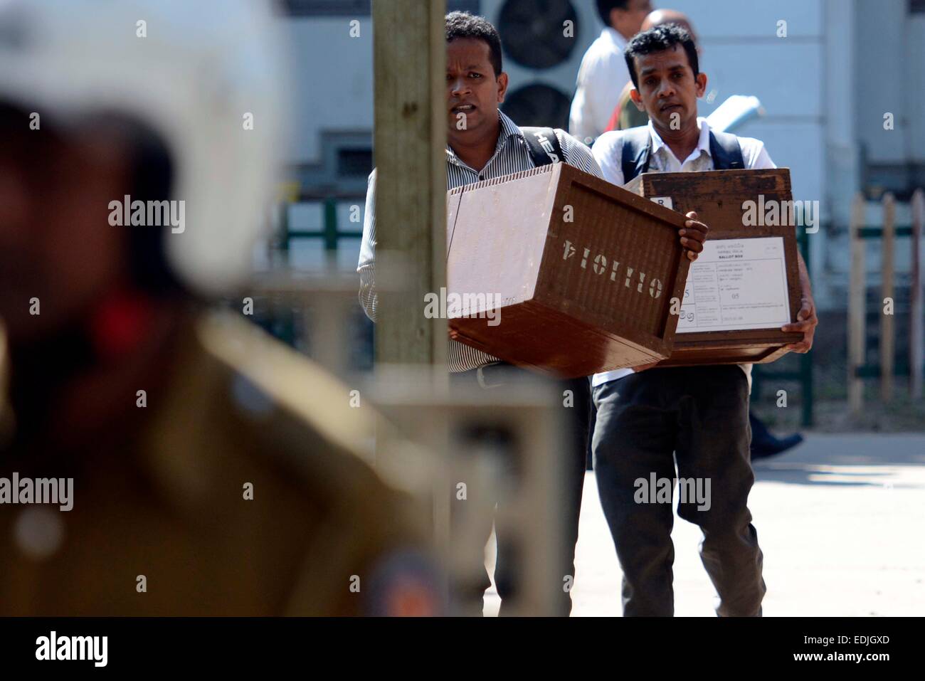 Colombo, Sri Lanka. 7. Januar 2015. Sri Lanka Wahlhelfer weitermachen Wahlurnen in Colombo, Sri Lanka, 7. Januar 2015. Sri Lankans erlischt zu den Urnen am Donnerstag als der amtierende Präsident Mahinda Rajapaksa und seinem ehemaligen Gesundheit Minister Maithripala Sirisena Kampf es zu nächsten Präsidenten Sri Lankas. © Gayan Sameera/Xinhua/Alamy Live-Nachrichten Stockfoto