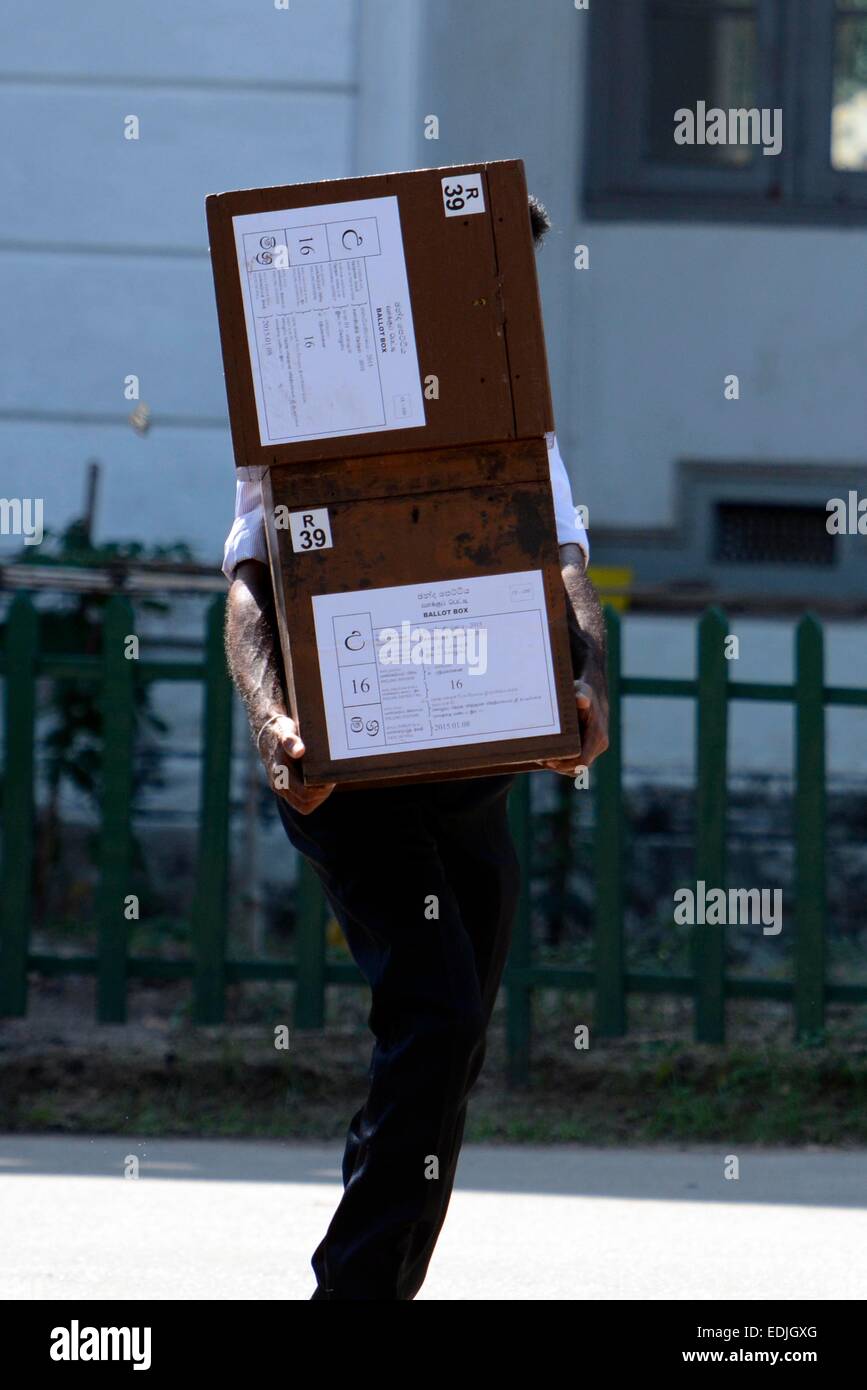 Colombo, Sri Lanka. 7. Januar 2015. Ein Sri Lanka Wahl Arbeiter trägt Wahlurnen in Colombo, Sri Lanka, am 7. Januar 2015. Sri Lankans erlischt zu den Urnen am Donnerstag als der amtierende Präsident Mahinda Rajapaksa und seinem ehemaligen Gesundheit Minister Maithripala Sirisena Kampf es zu nächsten Präsidenten Sri Lankas. © Gayan Sameera/Xinhua/Alamy Live-Nachrichten Stockfoto