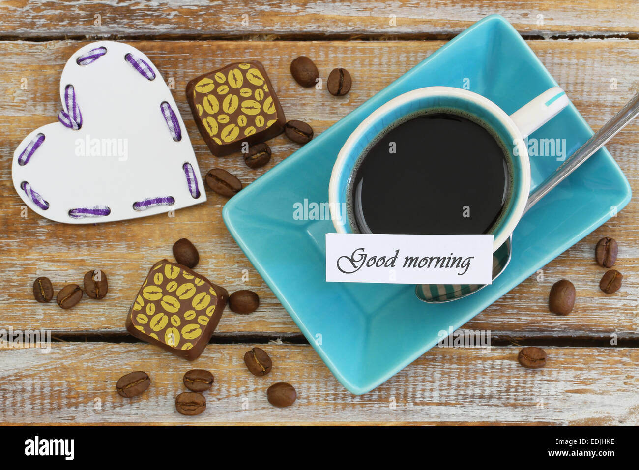 Guten Morgen Karte mit Tasse Kaffee, Schokolade und weiße Herz aus Holz Stockfoto