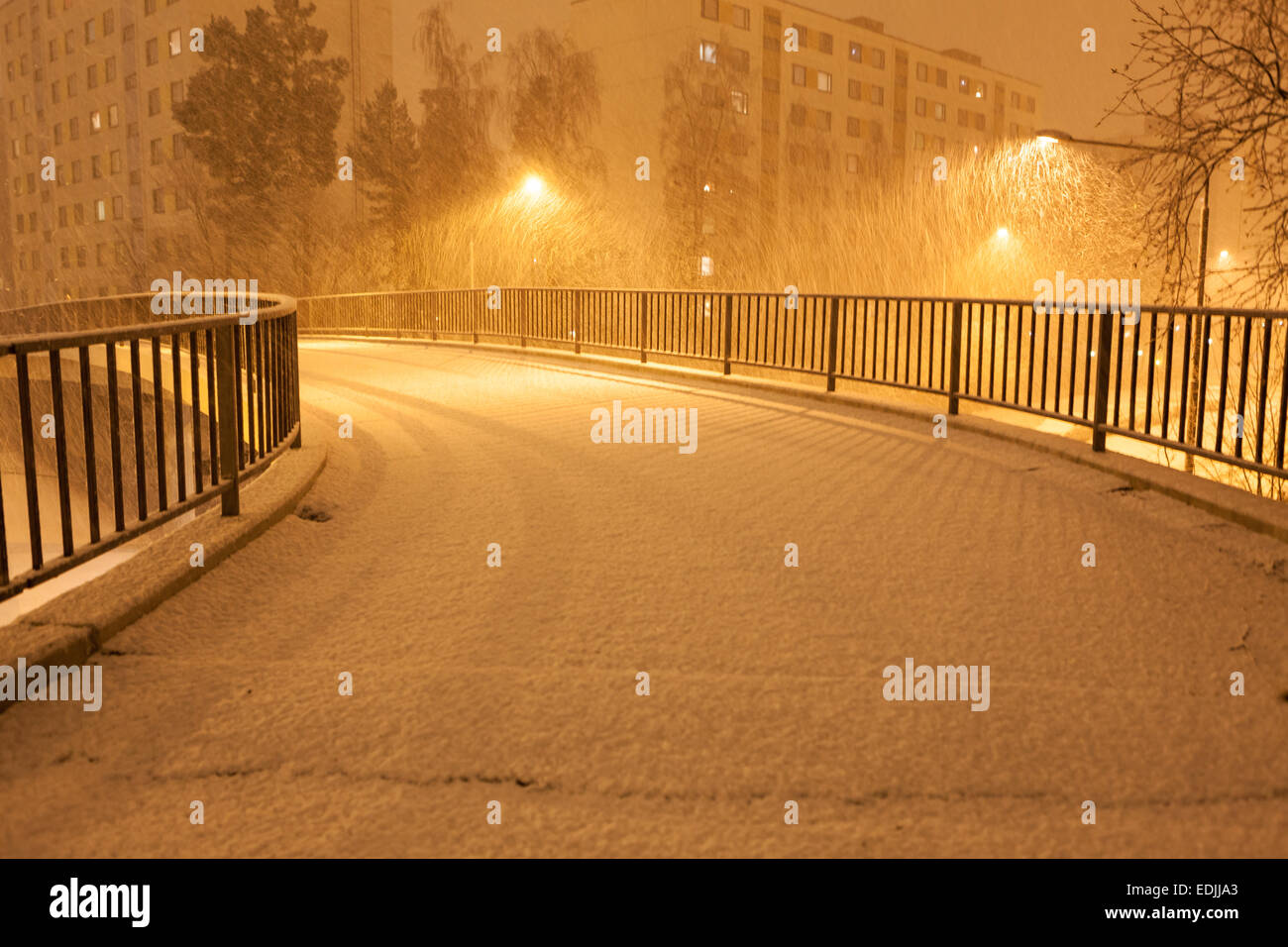 Viel Schneefall und leeren Gehweg Stockfoto