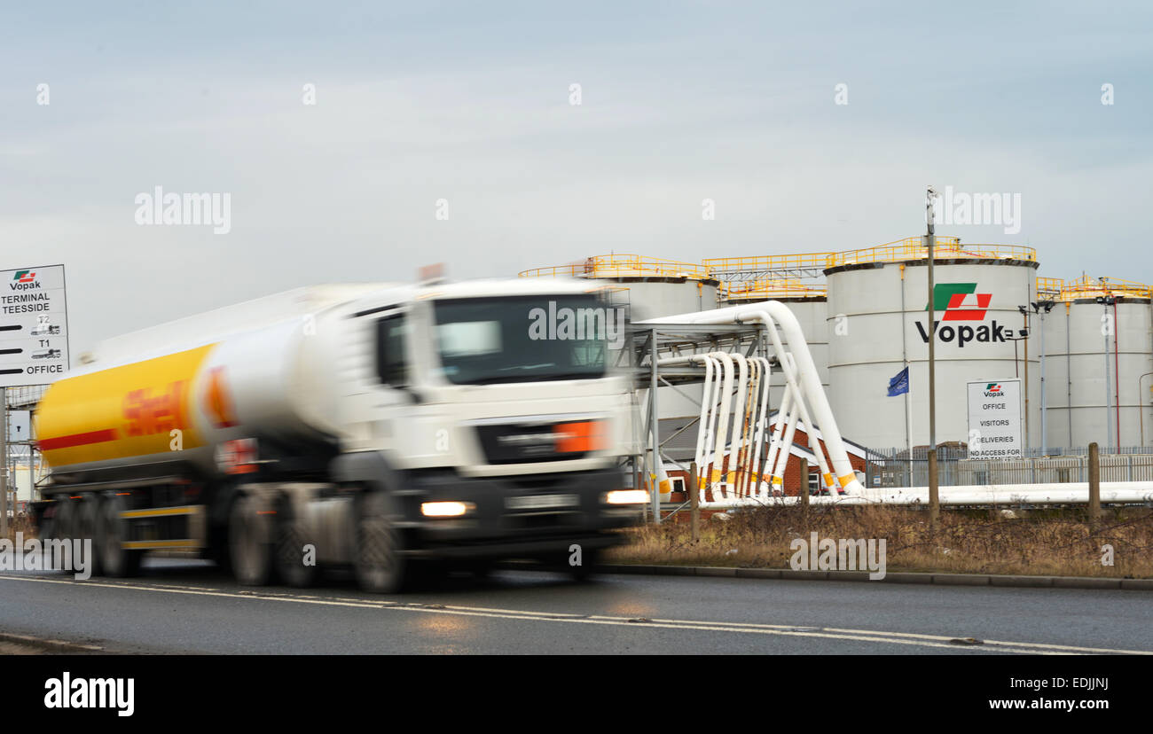 Seal Sands Ölterminal, Teesside, UK. 7. Januar 2015. Ein Benzin-Tanker fährt die Vopak-Terminal um Seal Sands in Teesside, Benzin zu einem Netz von Tankstellen in ganz Großbritannien zu verteilen. Brent-Rohöl hat den niedrigsten Preis seit Mai 2009 getroffen und ist unter 50 Dollar pro Barrel gefallen. Stockfoto
