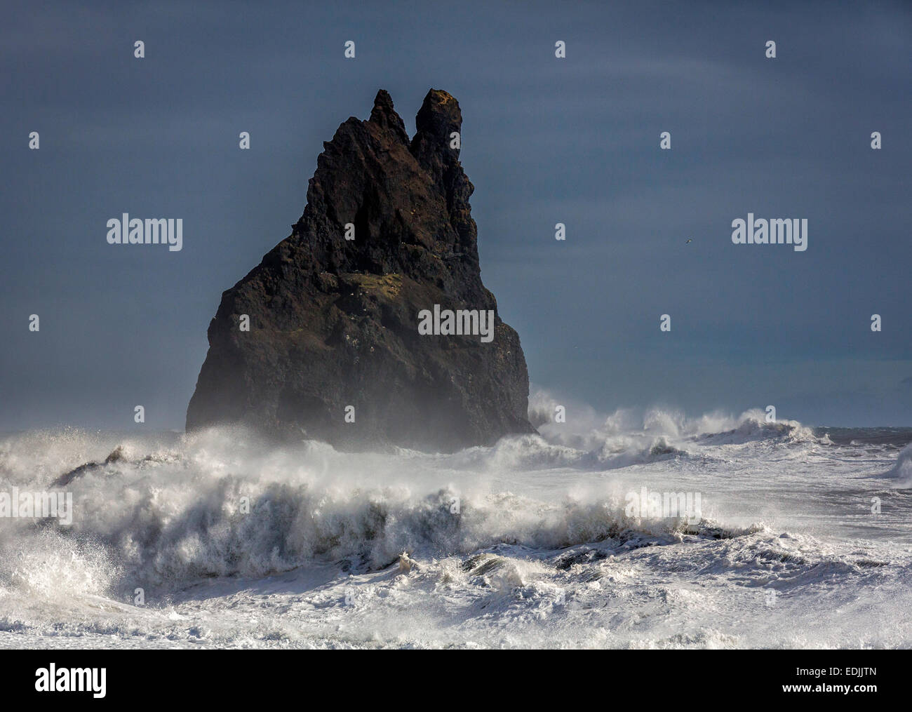 Basalt Felsnadeln und Wellen am Reynisfjara Strand von Vik in Myrdal, Island Stockfoto