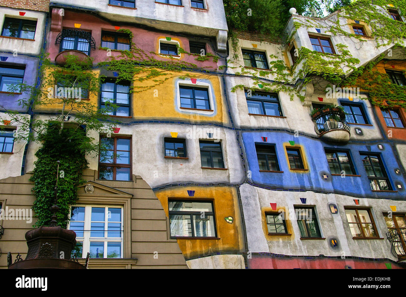 Die Hundertwasser House in Wien, einem bunten Wohnblock, entworfen von dem Architekten Friedensreich Hundertwasser. Stockfoto