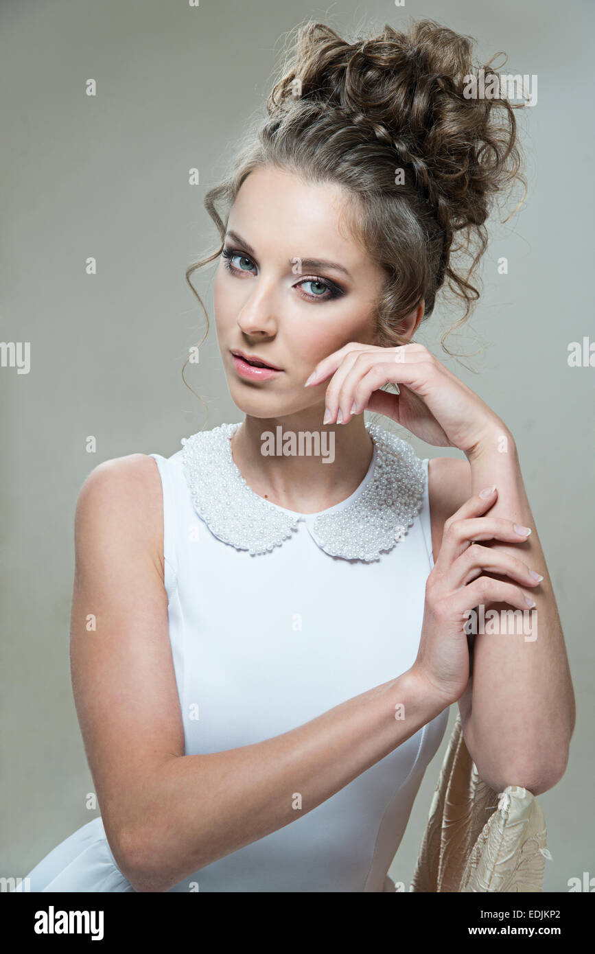 Glamour Dame Porträt in Luxus Kleid. Schönes Model Mädchen mit perfekten Make-up und Frisur. Stockfoto