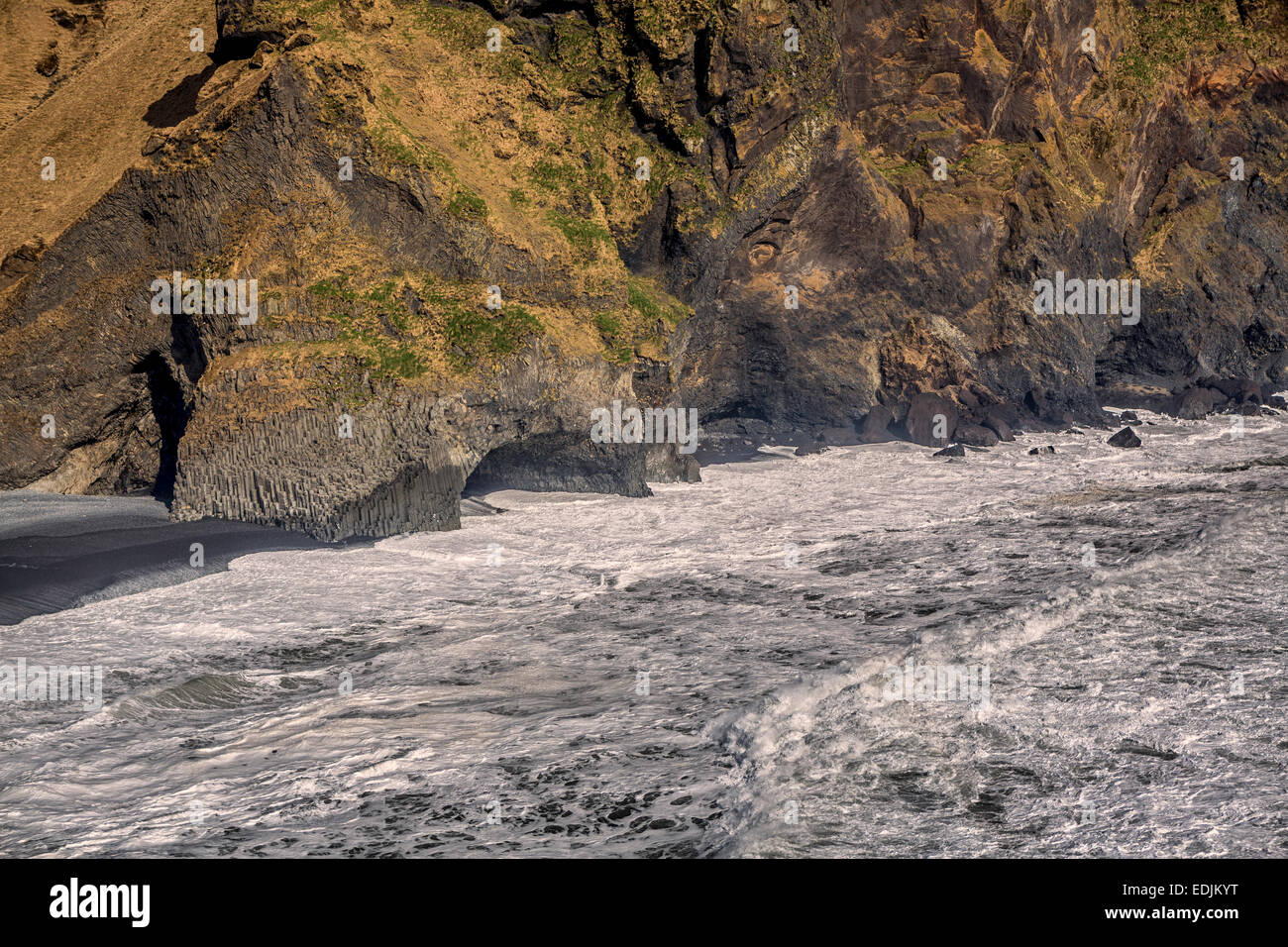 Details von Felsen und Höhlen an der Küste, Strand Reynisfjara, Island. Stockfoto