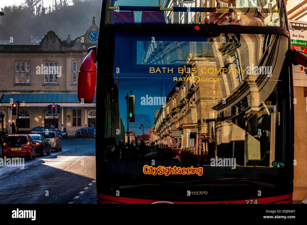 Manvers Straße in Bad Somerset. Reflexion im Bad-Busunternehmen-Sightseeing-bus Stockfoto