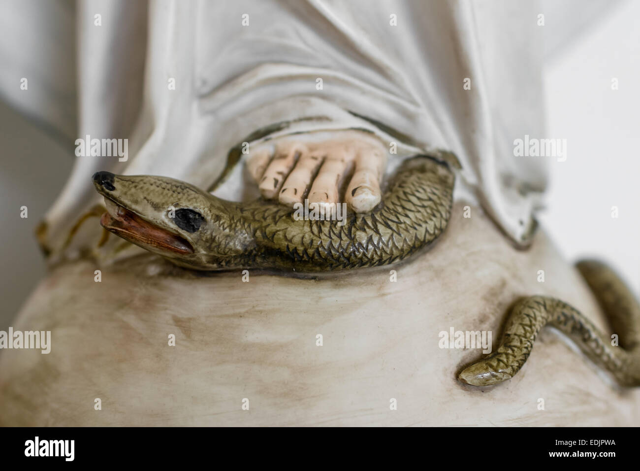 Die Jungfrau Maria Zerkleinerung des Teufels. Stockfoto