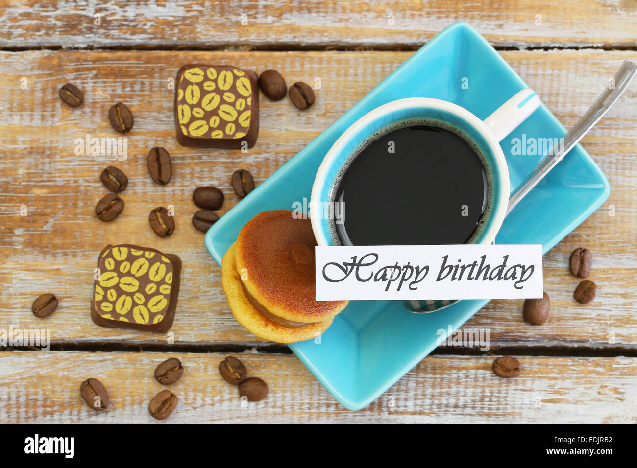 Glücklich Geburtstagskarte mit Tasse Kaffee, japanische Cookie und Pralinen Stockfoto