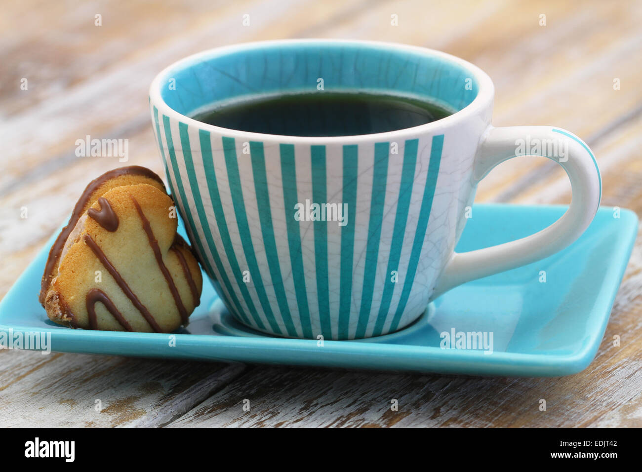 Tasse Kaffee mit herzförmigen Cookie, Nahaufnahme Stockfoto
