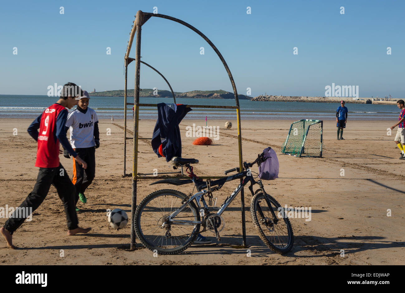 Fußball in der Medina von Essaouira, ein UNESCO-Weltkulturerbe, in Marokko, Nordafrika. Stockfoto