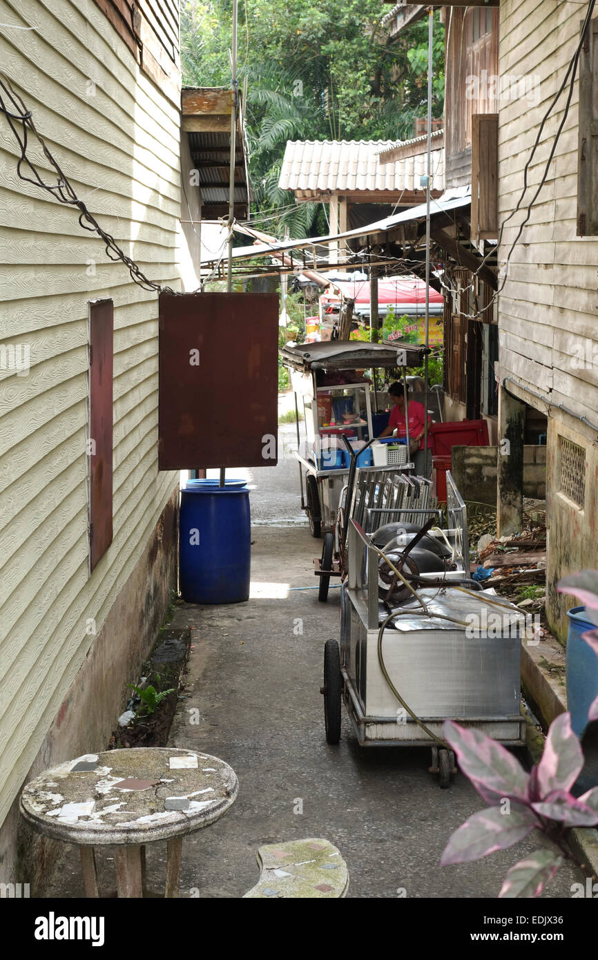 Streetfood Anbieter vorbereiten, in der schmalen Straße, Krabi, Thailand, Südost-Asien zu verkaufen. Stockfoto