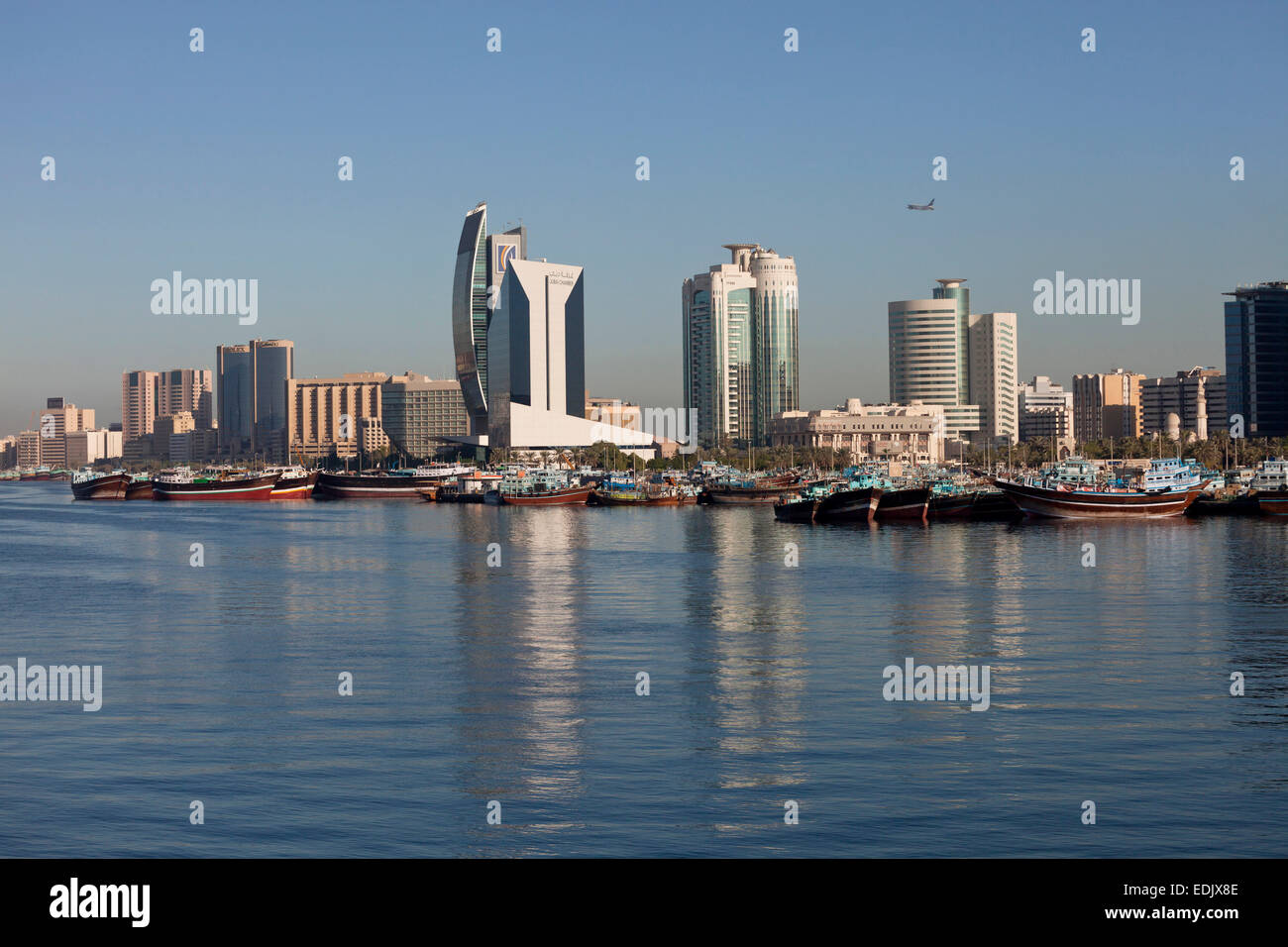 Dhau-Hafen und Wolkenkratzer auf dem Creek, Dubai, Emirat von Dubai, Vereinigte Arabische Emirate, Asiatisch, asiatisch Stockfoto