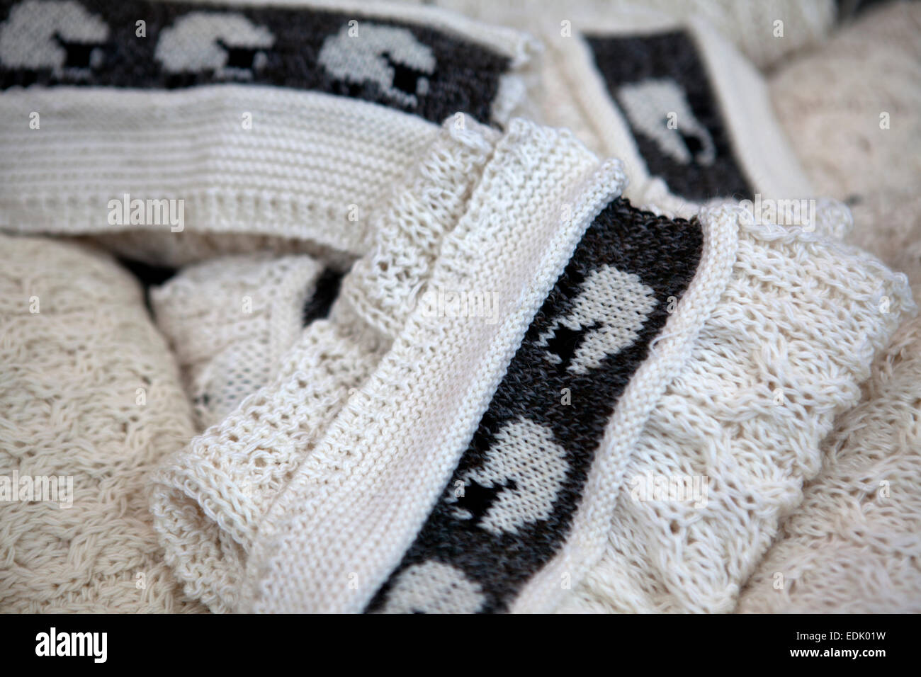 Nahaufnahme Detail aus Schafwolle Schals mit Schaf-Design. Verkauft als Andenken auf der Royal Mile in Edinburgh, Schottland. Stockfoto