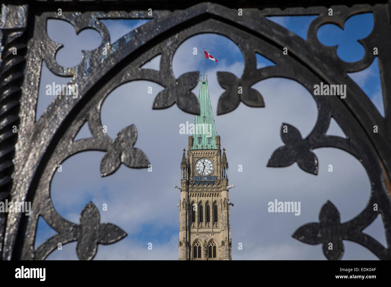 Das Parlament Peace Tower ist durch den vorderen Zaun in Ottawa gesehen. Stockfoto