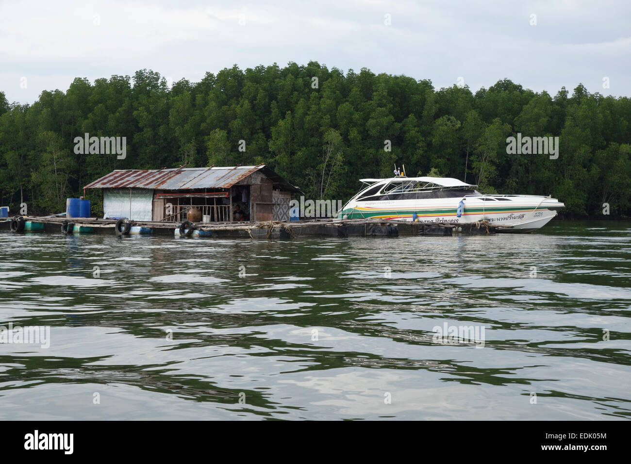 Schwimmende Flusshaus mit Yacht hinter Mangroven Wald, Krabi, Thailand, Südostasien. Stockfoto