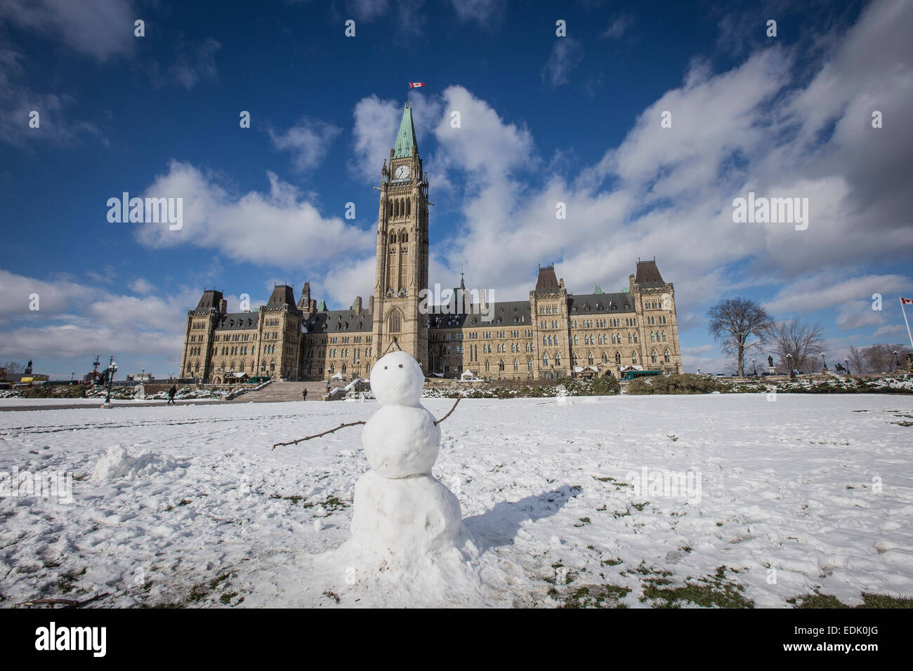 Ein Schneemann ist vor dem Parlament von Kanada in Ottawa gesehen. Stockfoto