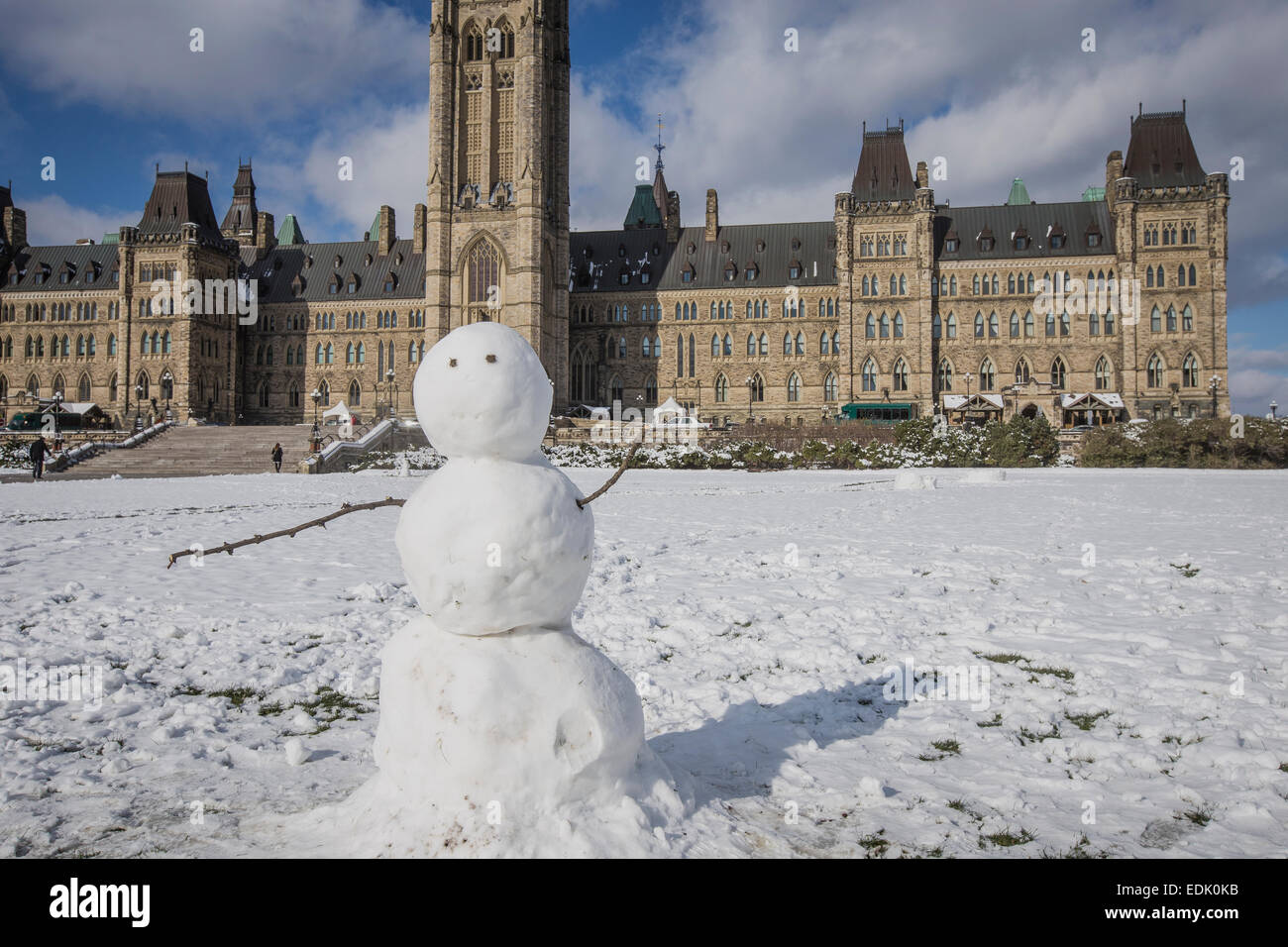 Ein Schneemann ist vor dem Parlament von Kanada in Ottawa gesehen. Stockfoto