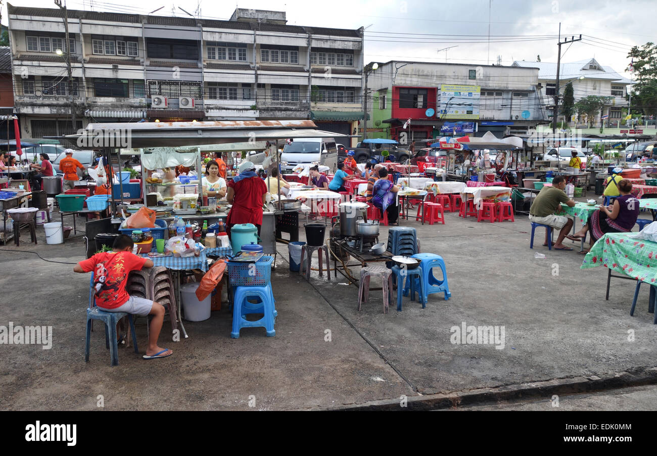 Thai im Freien Straße Lebensmittelmarkt, Provinz Krabi, Thailand. Südost-Asien. Stockfoto