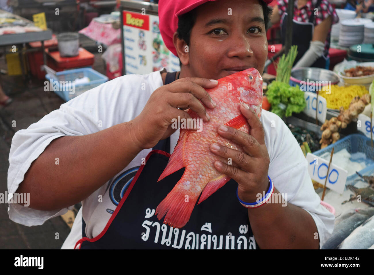 Anbieter mit frischen Red Snapper auf Nachtmarkt Krabi, Thailand, Südostasien. Stockfoto