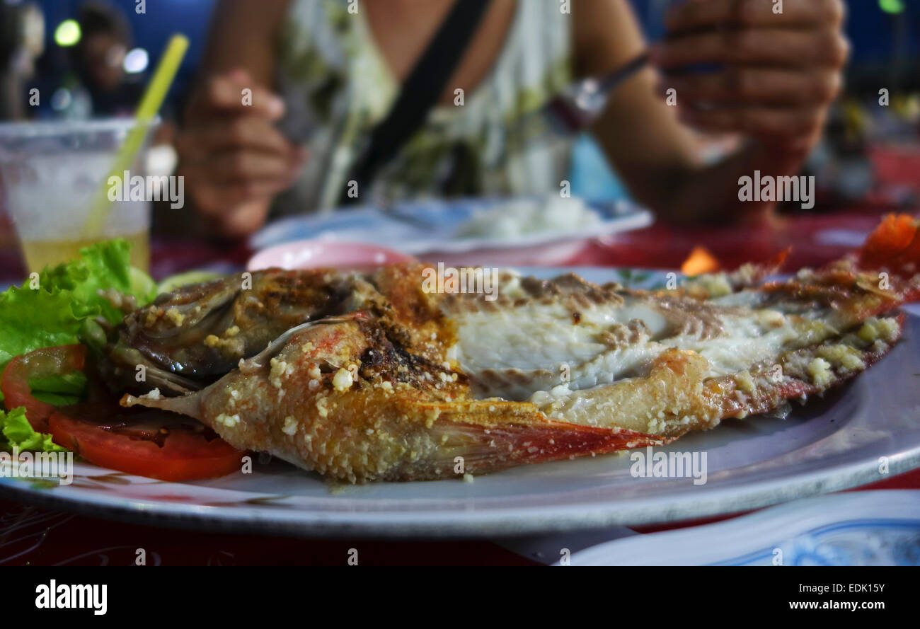 Red Snapper auf Platte Terrasse am Nachtmarkt Krabi, Thailand, Südostasien vorbereitet. Stockfoto
