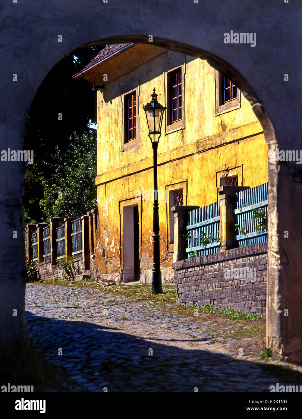 Litomerice, Nord-Böhmen, Tschechische Republik. Machova (Straße) Painted gelbe Haus gesehen durch Bogen Stockfoto