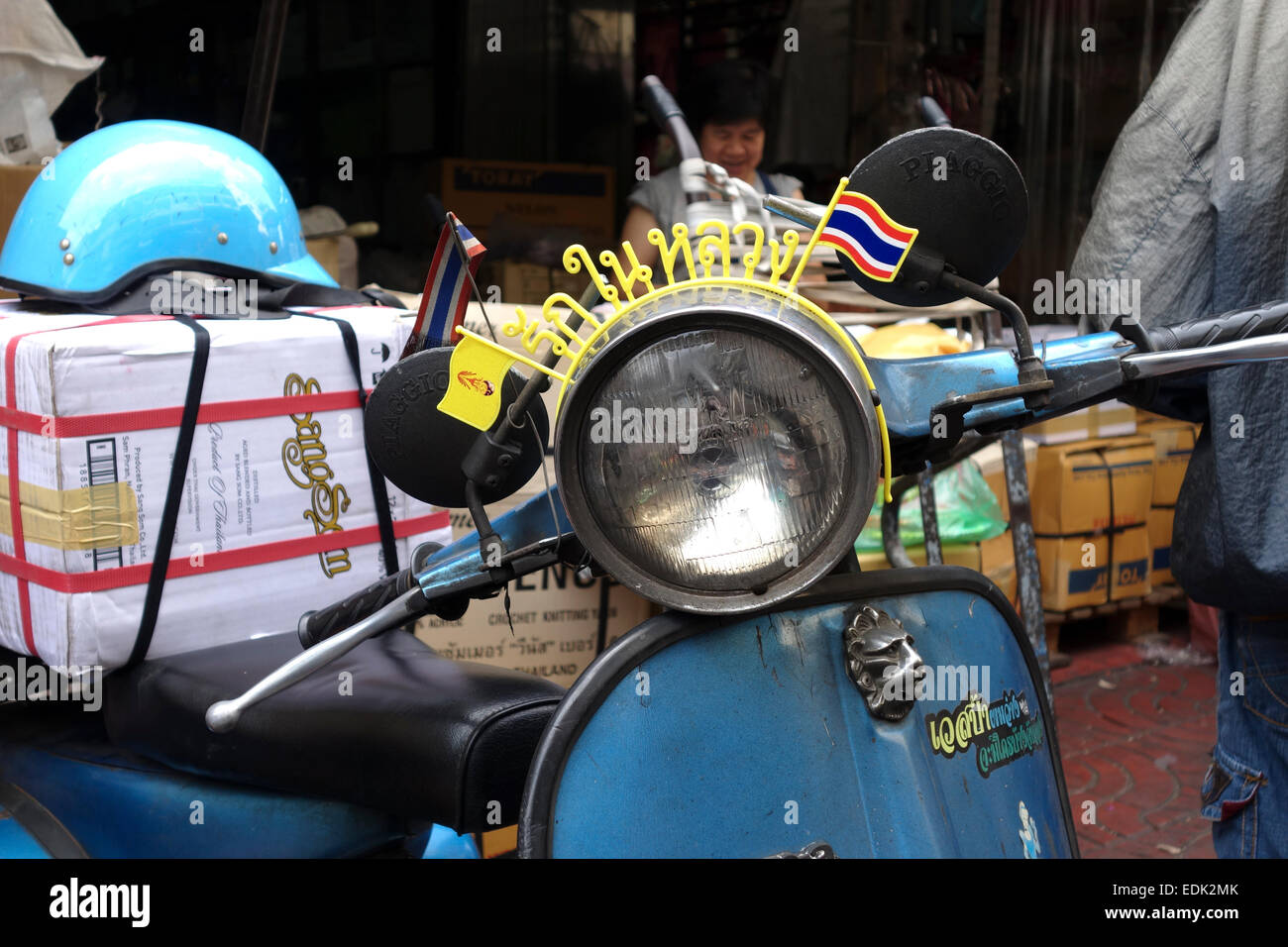 Frontal von Oldtimer Vespa Piaggio Roller, Bangkok, Thailand, Südostasien. Stockfoto