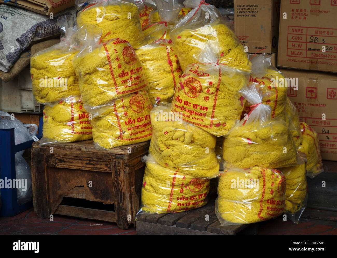Plastiktüten mit Eiernudeln in einem Verkaufsstand auf dem thailändischen Markt, Bangkok, Thailand. Asien Stockfoto
