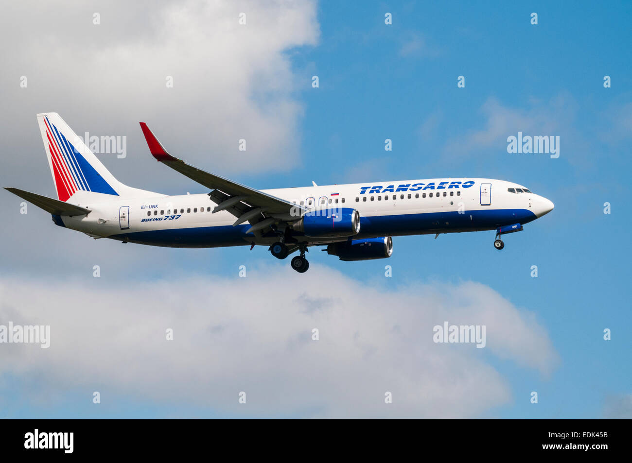 Seitenansicht eines "Transaero" Boeing 737 Flugzeug landen hereinkommen Stockfoto