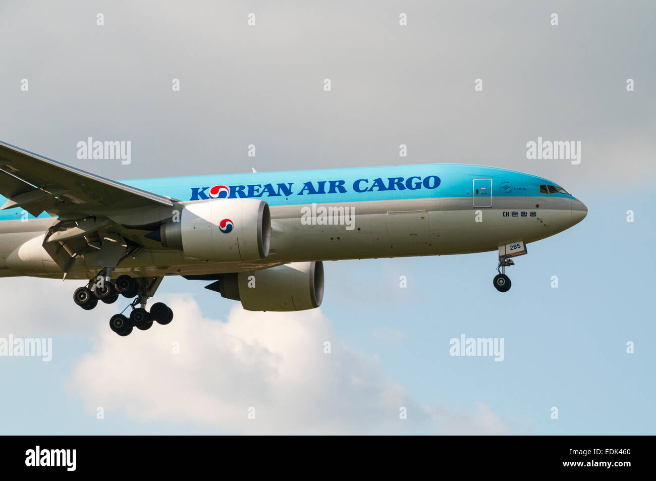 Korean Air Cargo Boeing 777-Fracht-Flugzeug kommen, um zu landen Stockfoto