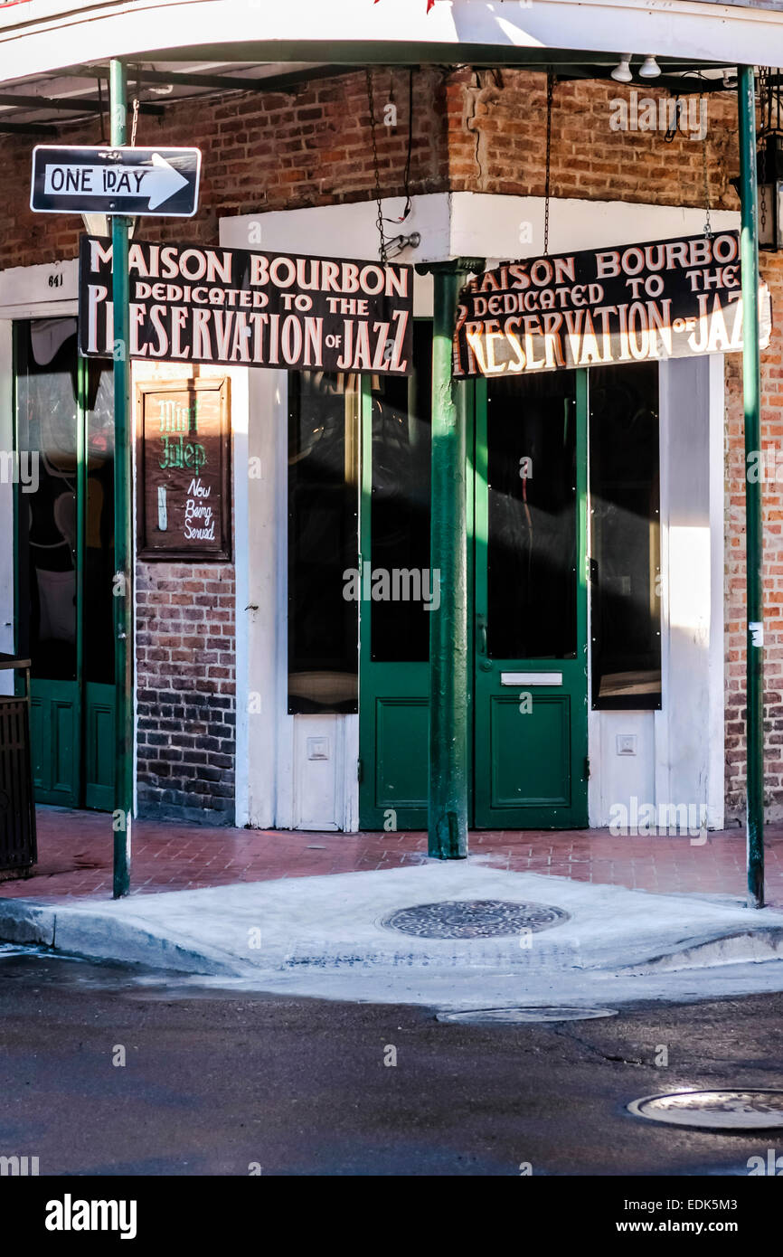 Zeichen außerhalb der Maison Bourbon Jazz Musik Nachtclub in New Orleans LA Stockfoto