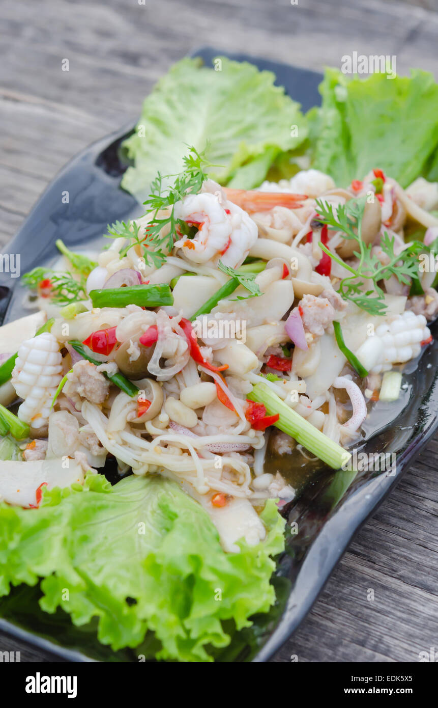 würziger Salat, Garnelen und Gemüse, asiatische Lebensmittel mischen Stockfoto