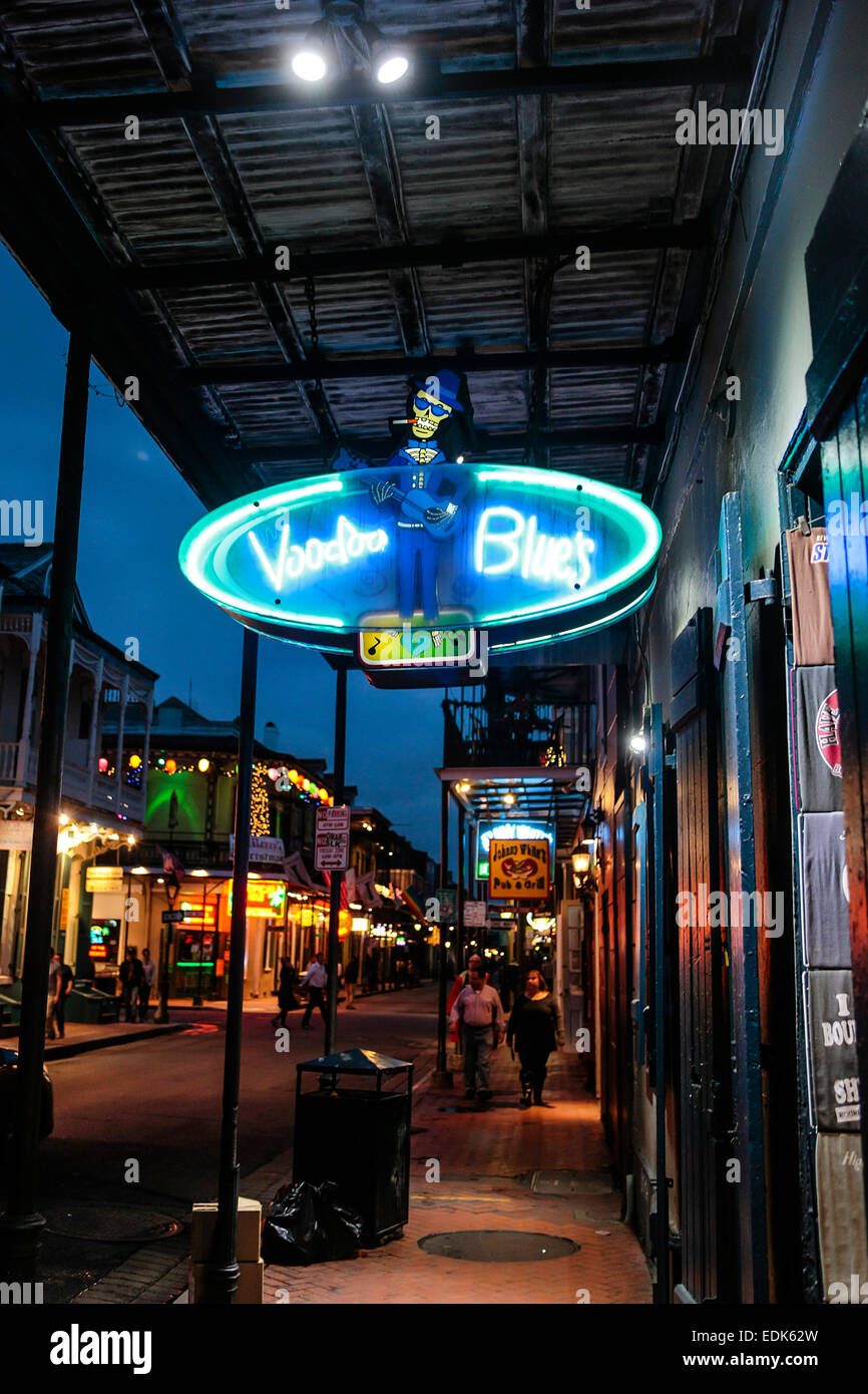 Neon-Leuchten, die Werbung der Voodoo Blues-Club-Bar in der französischen Qtr von New Orleans LA Stockfoto