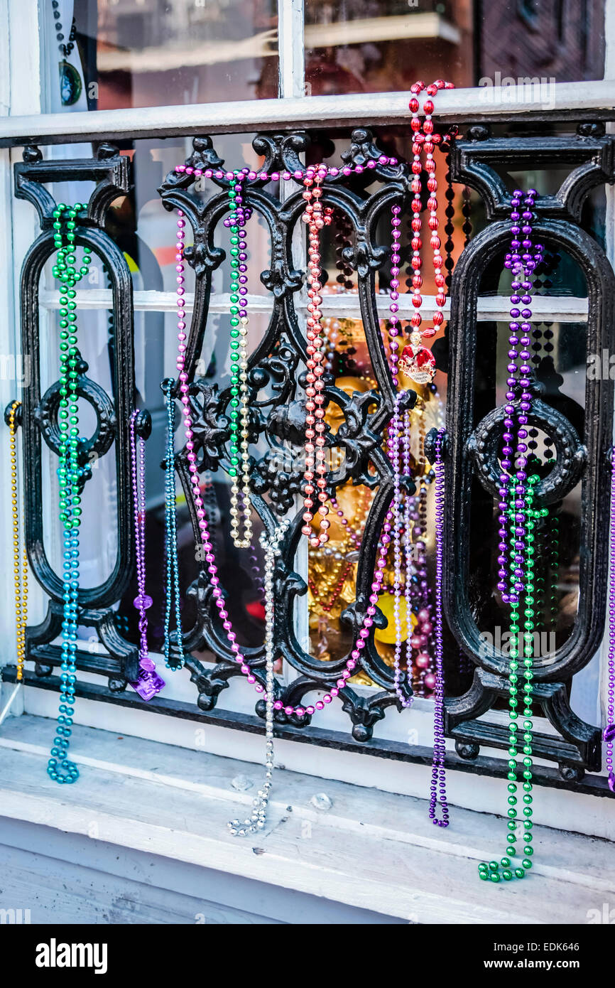 Karneval-Perlen aus dem Fenster hängen grill in New Orleans LA  Stockfotografie - Alamy