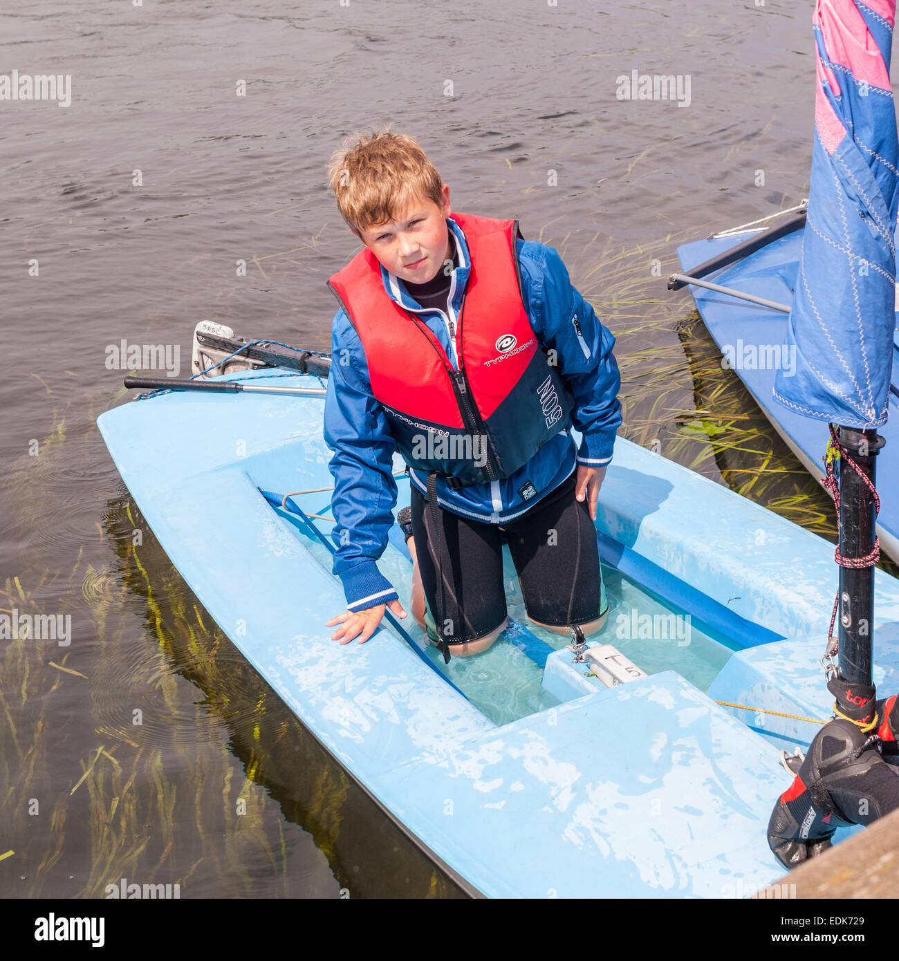 Ein 10 Jahre alter Junge bei Beccles Amateur Segelclub in Suffolk, England, Großbritannien, Vereinigtes Königreich Stockfoto