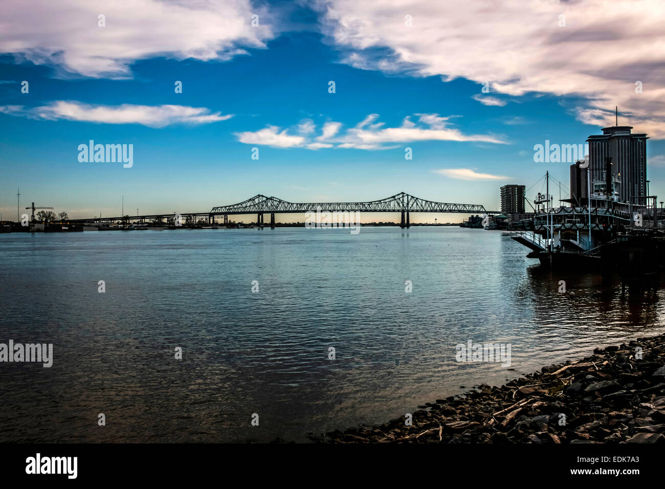 In New Orleans die Crescent City Connection-Brücke überspannt den Fluss Mississippi gesehen bei Sonnenuntergang zu hören Stockfoto