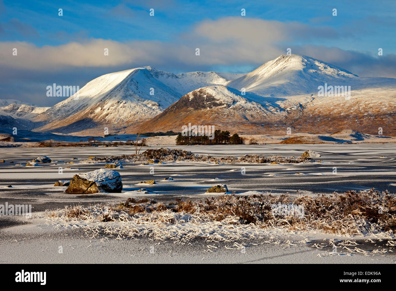 Rannoch Moor und Lochan na-h Achlaise mit gefrorenem Eis und Schnee Schwarz Berg im Hintergrund Lochaber Schottland Großbritannien abgedeckt Stockfoto