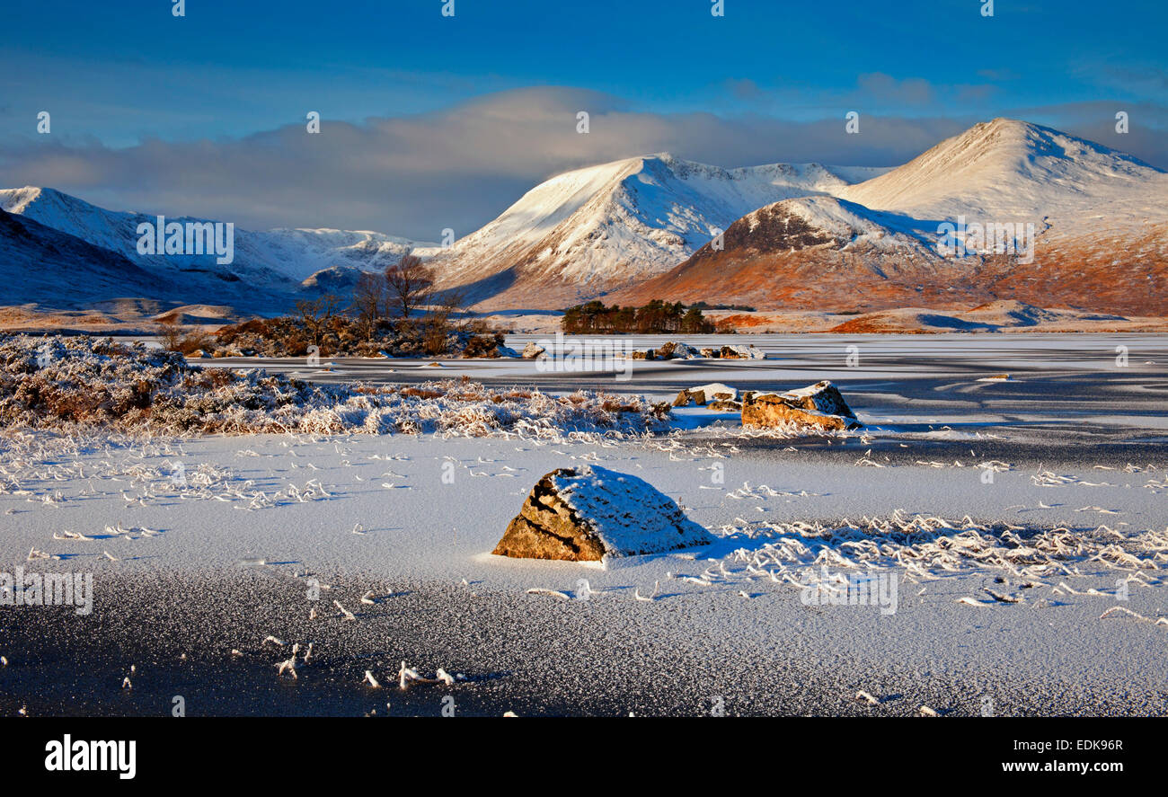 Lochan na-h Achlaise Rannoch Moor und Schwarzen Berg mit Schnee im Hintergrund Lochaber Schottland Großbritannien Stockfoto