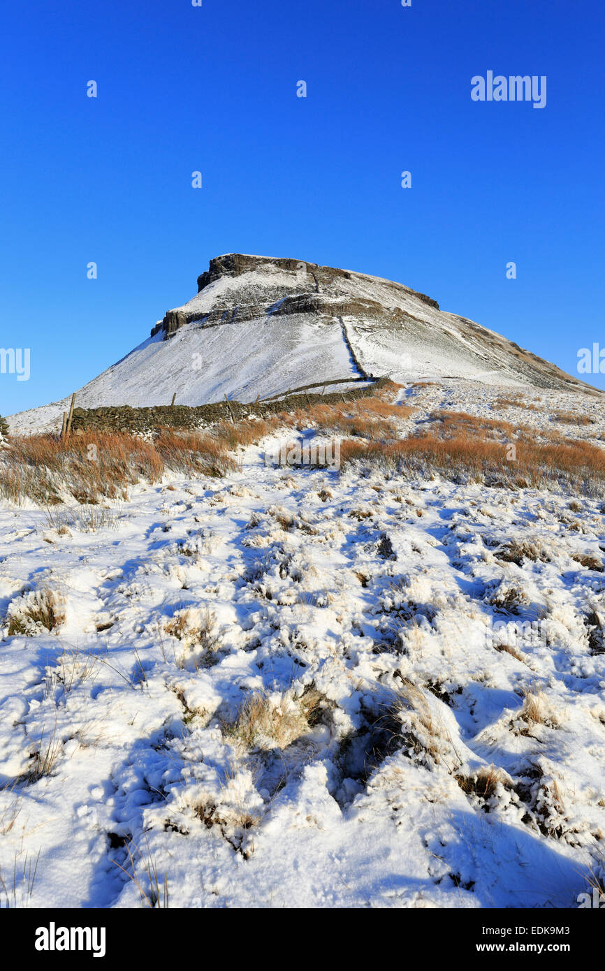 Verschneite Pen-y-Gent auf der Pennine Way, Yorkshire Dales National Park, North Yorkshire, England, Vereinigtes Königreich. Stockfoto