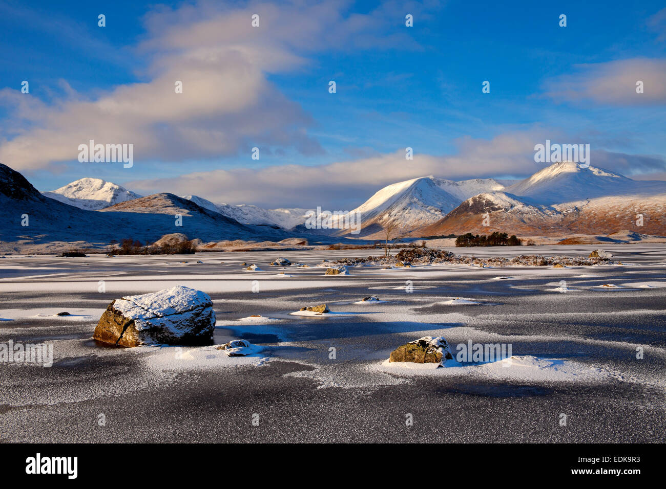 Gefrorene Eis bedeckt überdachte man Na-h Achlaise Rannoch Moor mit Schnee schwarz Mount im Hintergrund Lochaber Scotland UK Stockfoto