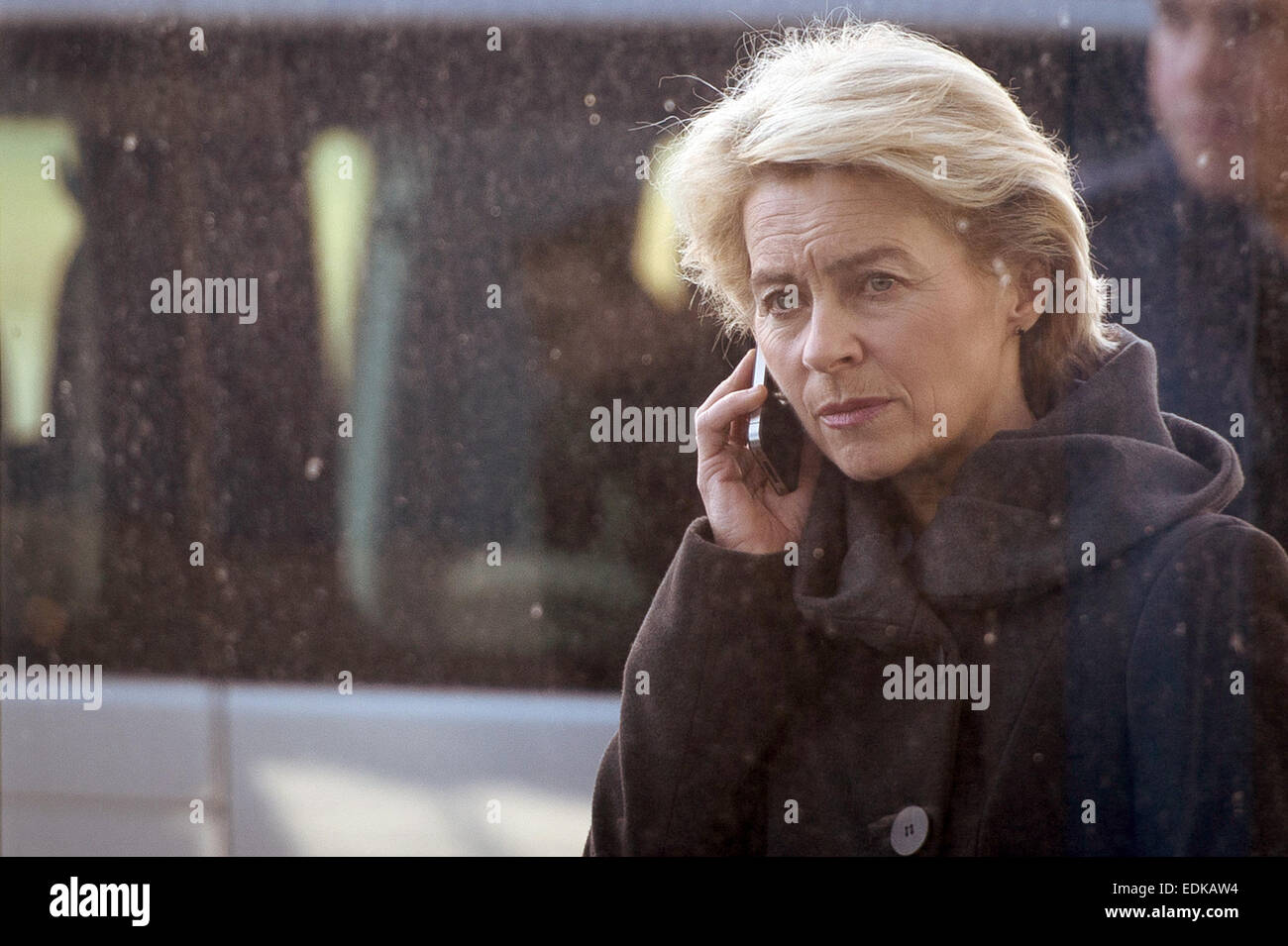 Köln, Deutschland. 7. Januar 2015. Deutsche Verteidigungsministerin Ursula von der Leyen (CDU) Telefone während der Appell der deutschen Bundeswehr Luftfahrtbehörde am militärischen Basis Köln-Wahn in Köln, Deutschland, 7. Januar 2015. Foto: MAJA HITIJ/Dpa/Alamy Live News Stockfoto